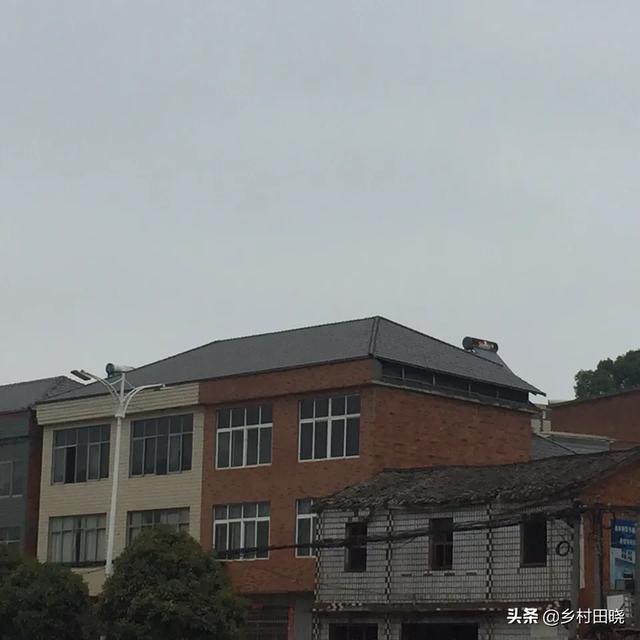 農(nóng)村自建房坡屋頂,用琉璃瓦還是樹脂瓦?看看內(nèi)行人的經(jīng)驗(yàn)分享